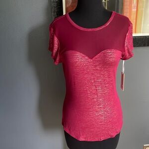Candie’s beet red marled metallic gold illusion mesh sweetheart tee. NWT. Medium